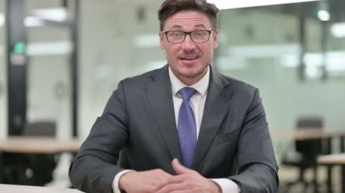 Video Sohbeti Yapan Çekici Orta Çağ İşadamının Portresi
