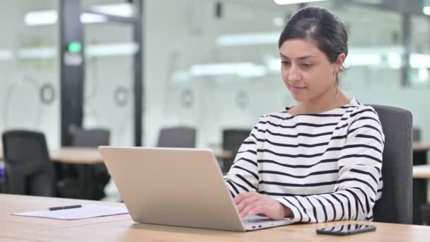 Professionell indisk kvinna som arbetar på laptop — Stockvideo