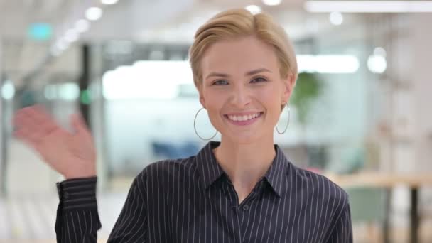 Portret van mooie zakenvrouw doet video Chat — Stockvideo