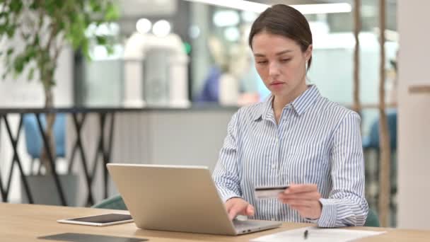 Отказ в оплате онлайн на ноутбуке от молодой женщины в офисе — стоковое видео