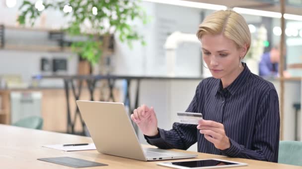 Młoda Bizneswoman dokonywania udanych płatności online na laptopie — Wideo stockowe