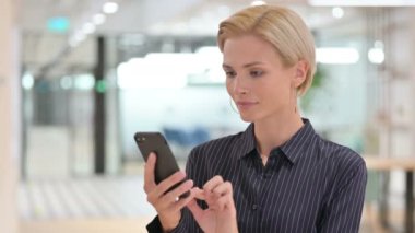 Akıllı Telefonla Konuşan Neşeli Genç İş kadınının Portresi