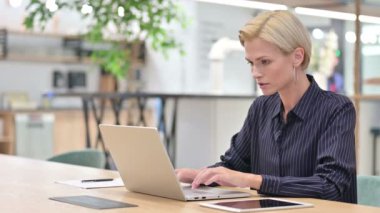 Genç iş kadınının ofisteki dizüstü bilgisayarında kaybolması canını sıktı 