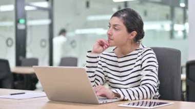 Dizüstü bilgisayarda Düşünen ve Çalışan Güzel Kadın 