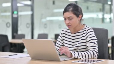 Kayıp Hintli Kadın Ofiste Dizüstü bilgisayarda, Başarısız