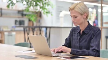 Neşeli Genç İş Kadını Laptop 'ta Video Sohbeti yapıyor 