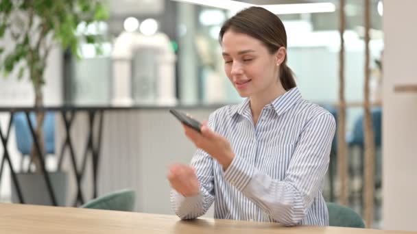 Mulher bonita conversando em Smartphone no escritório — Vídeo de Stock