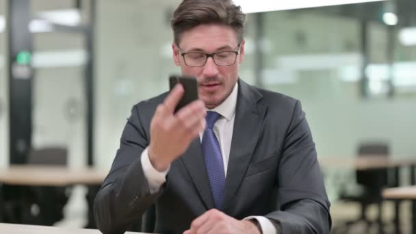 Portrait d'un homme d'affaires du Moyen Âge parlant sur Smartphone — Video