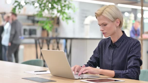 Zmęczony młody bizneswoman z laptopa mając ból szyi w biurze — Wideo stockowe