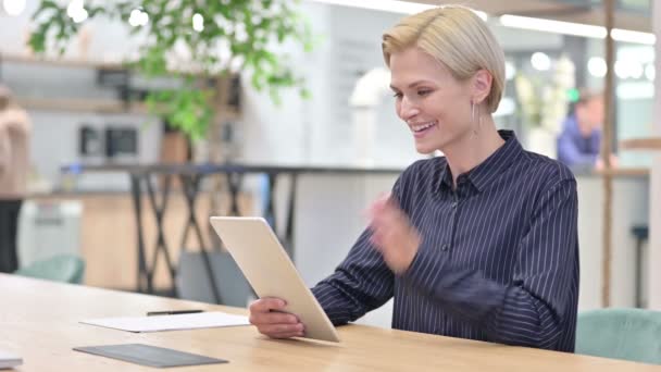 Empresária alegre fazendo Video Chat no Tablet Digital no Office — Vídeo de Stock