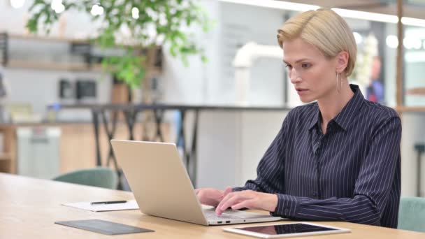 Mulher de negócios bonita comemorando o sucesso no laptop no escritório — Vídeo de Stock