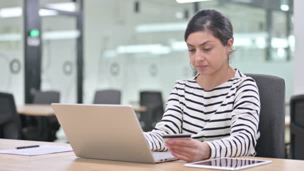 Успешная онлайн-оплата ноутбука от индийской женщины — стоковое видео