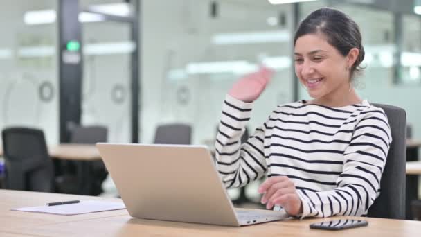 Glada indiska kvinna gör videochatt på bärbar dator — Stockvideo
