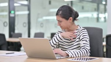 Laptop öksüren hasta Hintli kadın. 