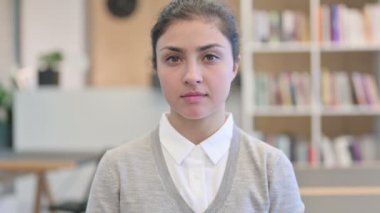 Güzel Hintli Kadın Kameraya Bakıyor 