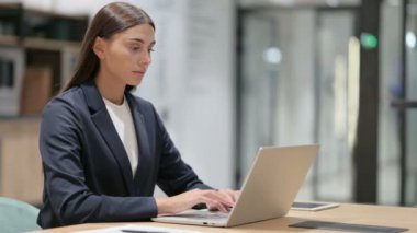 Ofisteki Dizüstü bilgisayarda çalışan iş kadını 