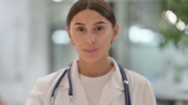 Kadın Doktorun Portresi İşaretleri Gösteriyor 
