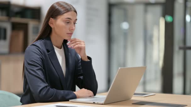 Tänkande Affärskvinna Arbetar i Office — Stockvideo