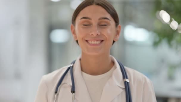 Porträt einer Ärztin schüttelt bei Ja-Zeichen den Kopf — Stockvideo