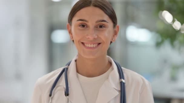 Portret van een vrouwelijke arts glimlachend naar de camera — Stockvideo