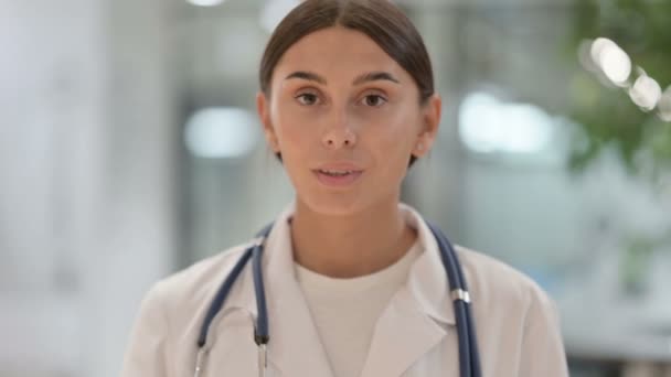 Portret van een professionele vrouwelijke arts toont geen teken — Stockvideo