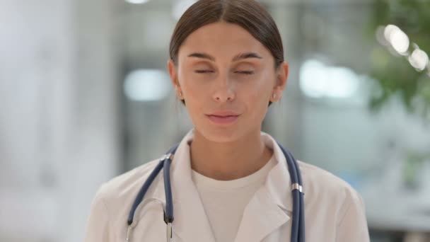 Portret van een vrouwelijke arts kijkend naar de camera — Stockvideo