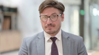 İş adamının portresi kafa sallayarak hayır diyor.