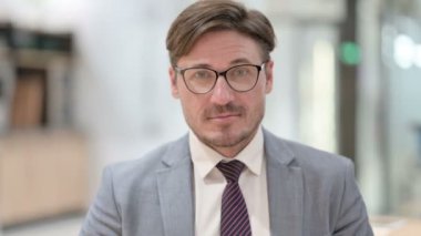 Başarılı İşadamının Portresi Elle Zafer İmzası Gösteriyor