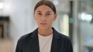 İş kadınının portresi Parmak İşareti ile Hayır diyor