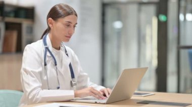 Ofisinde dizüstü bilgisayarı olan Kadın Doktor 'dan Başparmak Yukarı İmza 