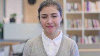 Pozitif Hintli Kadın alkışlıyor, alkışlıyor