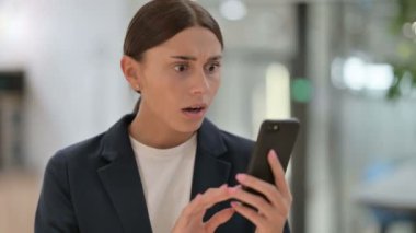 Smartphone 'da Kayıp Bir İş Kadını Portresi 