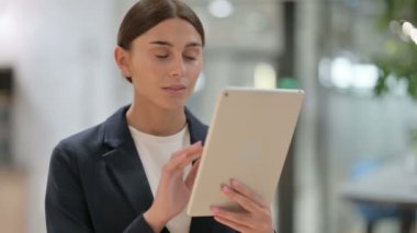 Tablet kullanan Güzel İş Kadını Portresi 