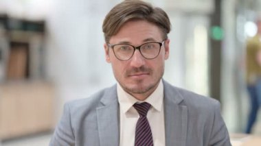 Pozitif İş Adamının Portresi Başparmak Kalktı 