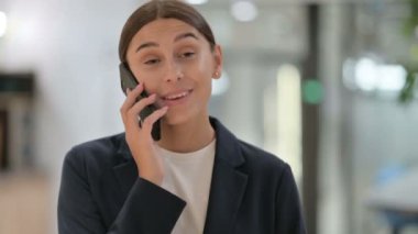 Akıllı Telefonla Konuşan Neşeli İş kadınının Portresi