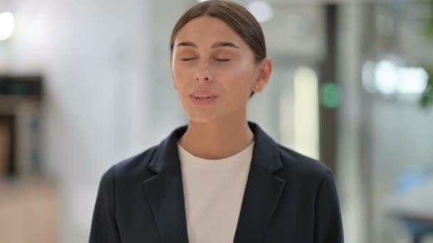 Retrato de una mujer de negocios soñolienta bostezando — Vídeo de stock