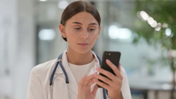 Retrato de doctora usando Smartphone — Vídeos de Stock