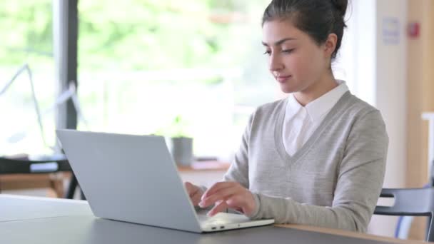 Desaprovando mulher indiana com laptop mostrando nenhum sinal — Vídeo de Stock