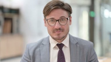 İşadamının Portresi Elle Tamam İmzasını Gösteriyor