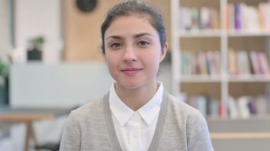 Hintli Kadın Baş Parmaklıyor