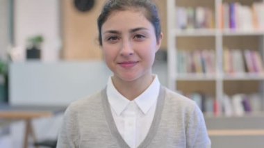 Güzel Hintli Kadın Elle Kalp İşareti Gösteriyor 