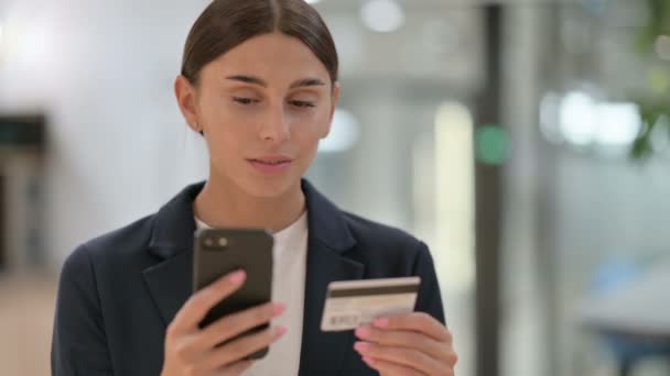 企业妇女在智能手机上在线支付的肖像 — 图库视频影像