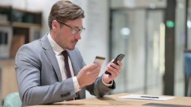 Ofisteki Akıllı Telefona Başarılı Çevrimiçi Ödeme Yapan İşadamı