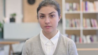 Dudakları Parmaklı Hintli Kadın, Oldukça İşaret 