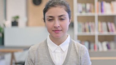 Hintli Kadın Davet Etmek, Kamerayı Göstermek