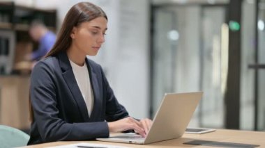 Dizüstü bilgisayarlı hasta iş kadını ofiste bilek ağrısı çekiyor. 