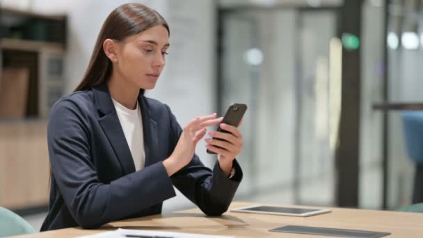 Poważny Bizneswoman za pomocą smartfona w biurze — Wideo stockowe