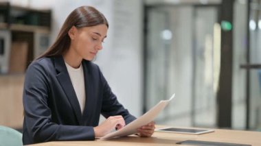 Başarısızlığa Tepki Veren Belgeli İş Kadını 