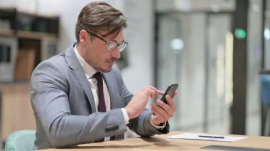 Ofiste Smartphone kullanan İşadamı