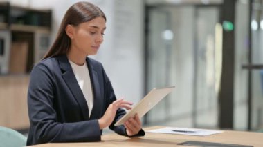 Sayısal Tablet kullanan Güzel İş Kadını 